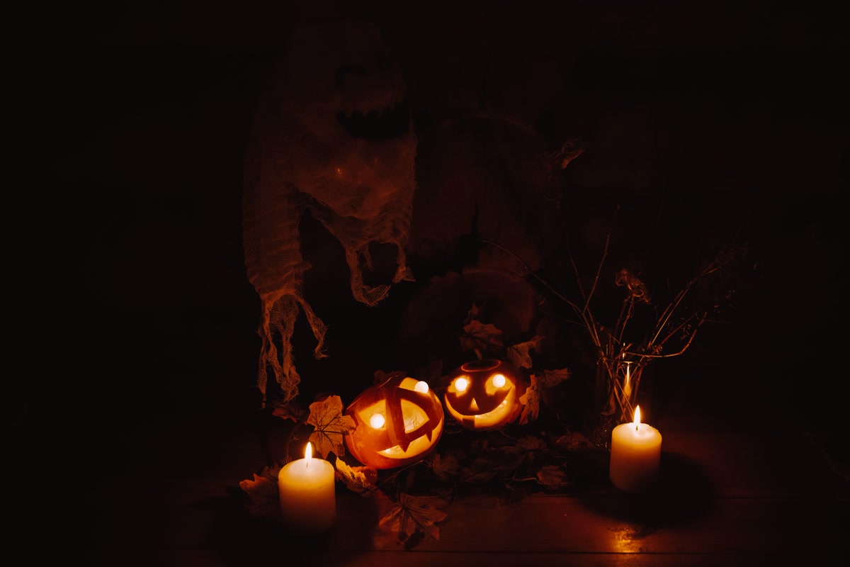 Lit jack o lanterns and candles for Halloween decor safety warning for pets